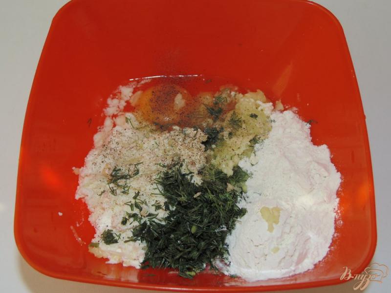 Фото приготовление рецепта: Оладьи из кабачка с творогом и зеленью шаг №3