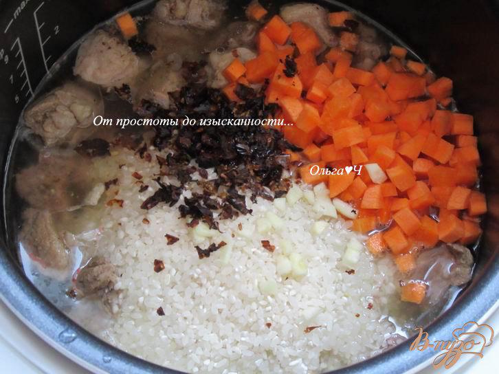 Фото приготовление рецепта: Плов со свининой, адыгейской солью и томатами шаг №4