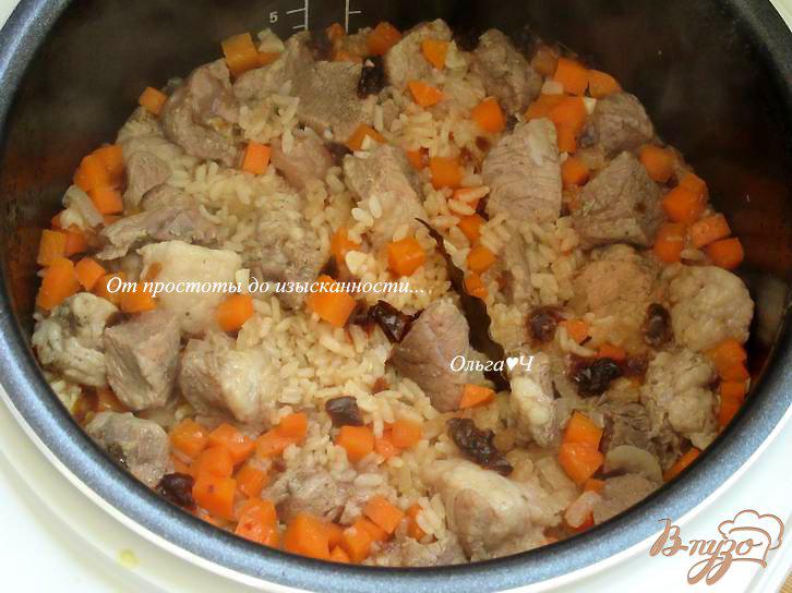 Фото приготовление рецепта: Плов со свининой, адыгейской солью и томатами шаг №5