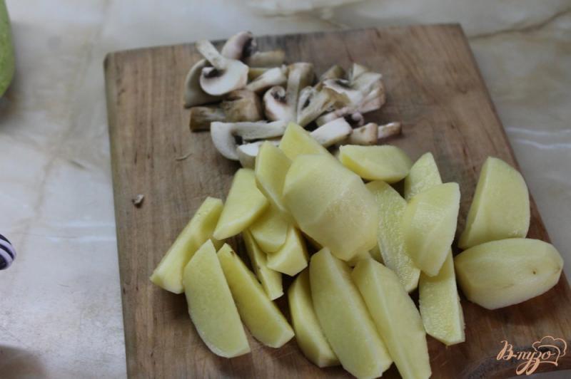 Фото приготовление рецепта: Тушенный молодой картофель с грибами и фрикадельками шаг №4
