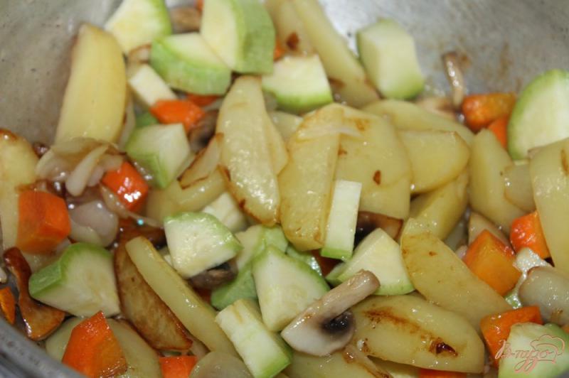 Фото приготовление рецепта: Тушенный молодой картофель с грибами и фрикадельками шаг №7