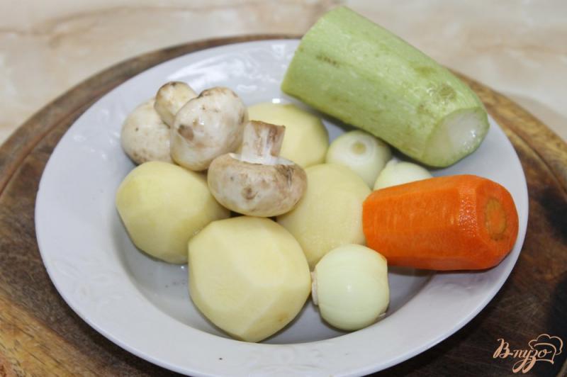 Фото приготовление рецепта: Тушенный молодой картофель с грибами и фрикадельками шаг №1