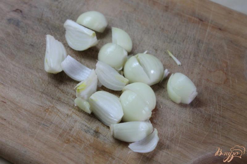 Фото приготовление рецепта: Тушенный молодой картофель с грибами и фрикадельками шаг №2