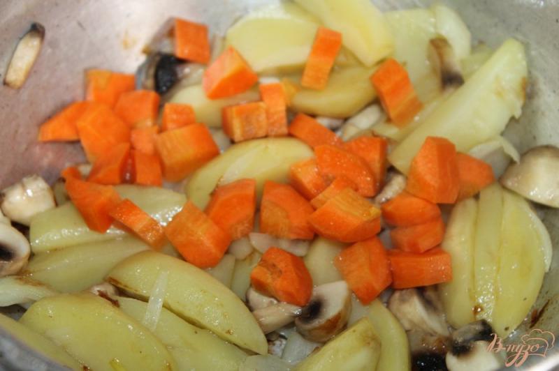 Фото приготовление рецепта: Тушенный молодой картофель с грибами и фрикадельками шаг №6