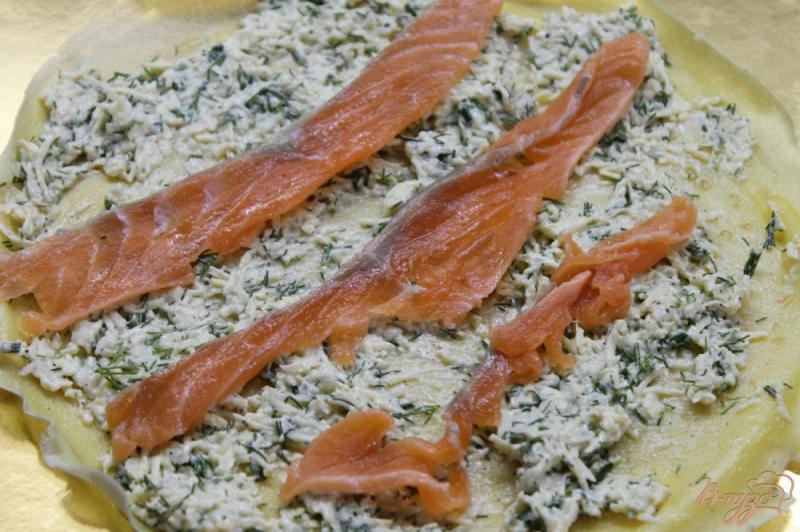 Фото приготовление рецепта: Блинные рулеты с слабосоленым лососем и сыром с зеленью шаг №8