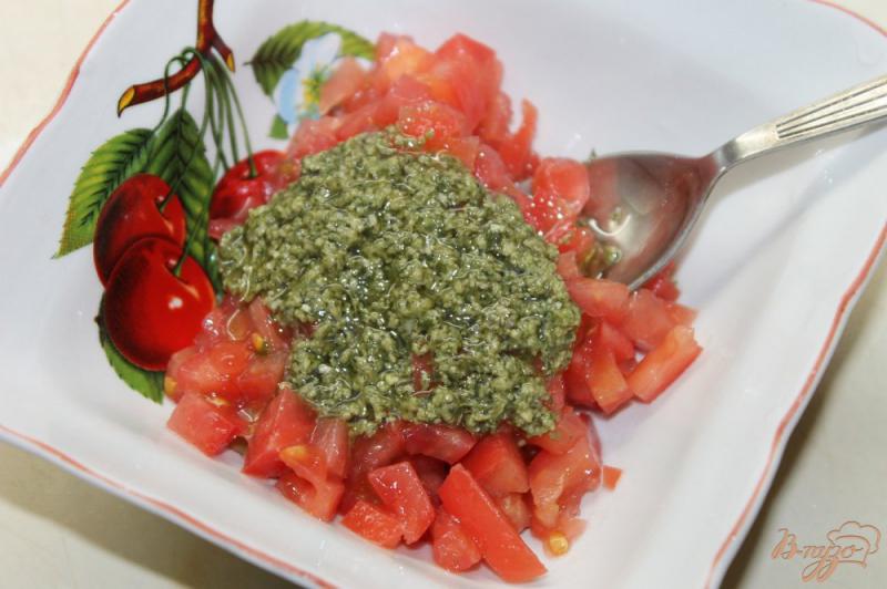 Фото приготовление рецепта: Гренки с сыром фета и помидорами с базиликом шаг №3