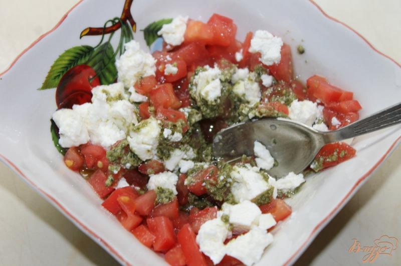 Фото приготовление рецепта: Гренки с сыром фета и помидорами с базиликом шаг №4