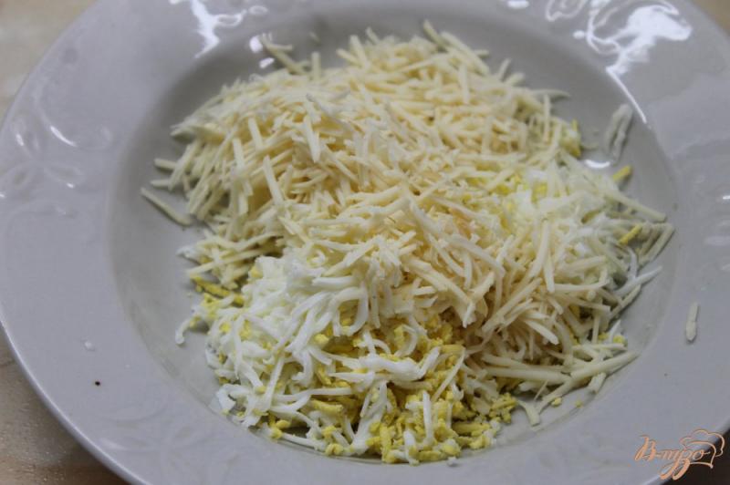 Фото приготовление рецепта: Фаршированный лаваш яйцом, сыром, помидорами и зеленью шаг №2