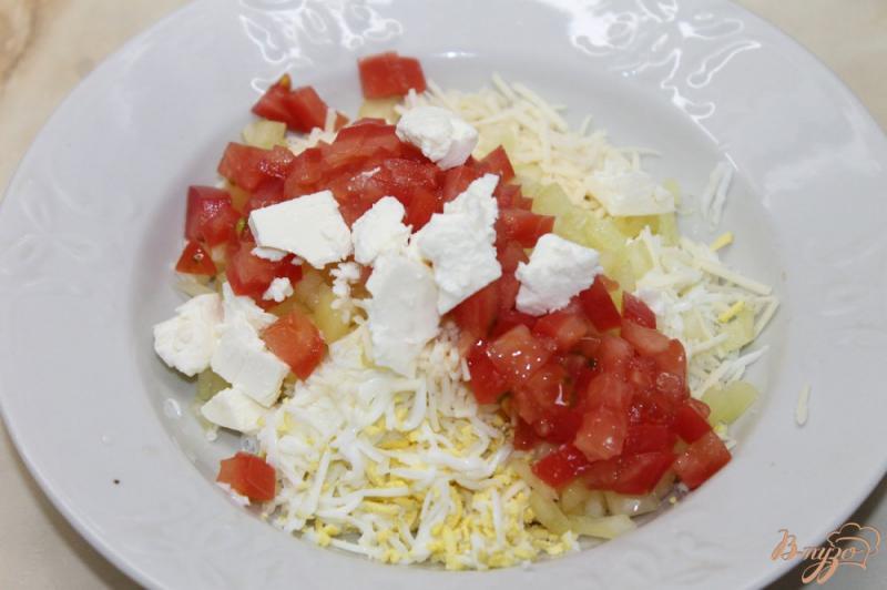 Фото приготовление рецепта: Фаршированный лаваш яйцом, сыром, помидорами и зеленью шаг №4