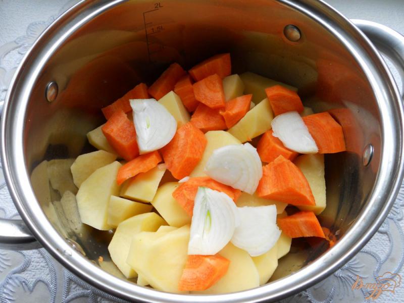 Фото приготовление рецепта: Крем-суп из картофеля и моркови шаг №1