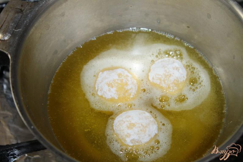 Фото приготовление рецепта: Сырные шарики с начинкой внутри шаг №8