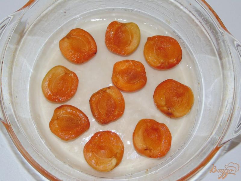Фото приготовление рецепта: Пирог со свежими абрикосами шаг №4