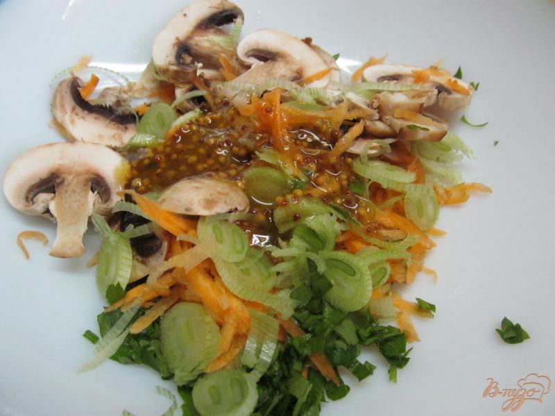 Фото приготовление рецепта: Салат из моркови с шампиньоном шаг №4