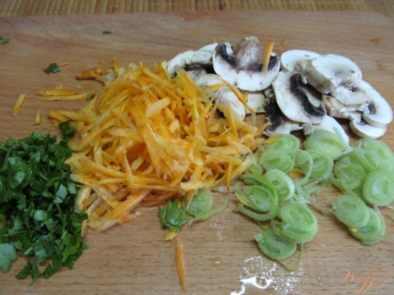 Фото приготовление рецепта: Салат из моркови с шампиньоном шаг №2