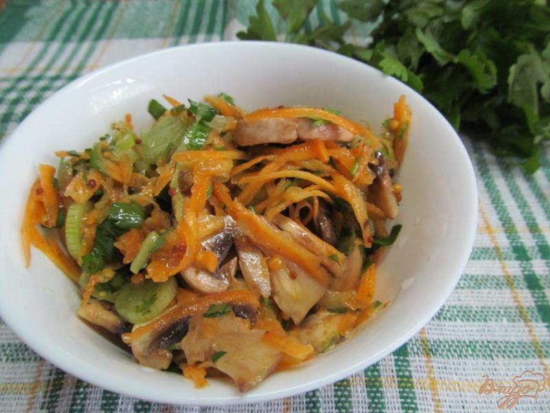 Фото приготовление рецепта: Салат из моркови с шампиньоном шаг №5