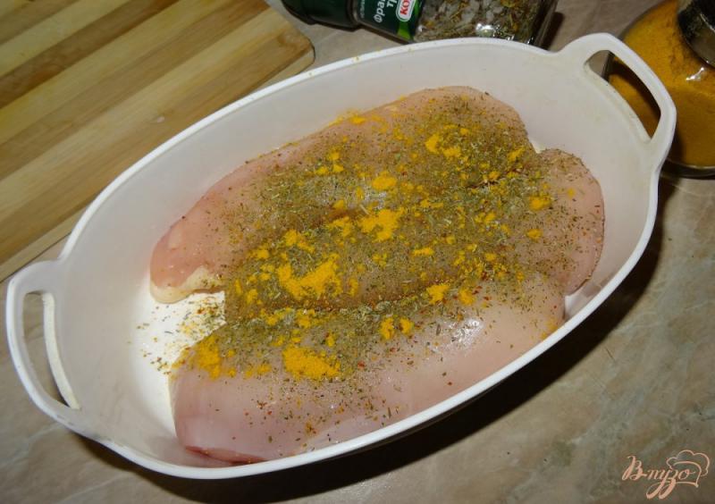 Фото приготовление рецепта: Куриное филе с айвой в пакете для запекания шаг №1
