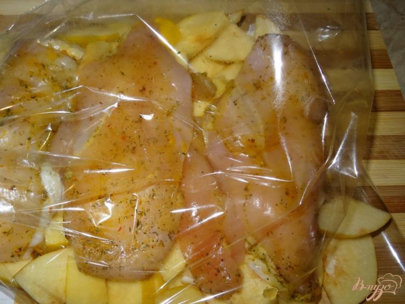 Фото приготовление рецепта: Куриное филе с айвой в пакете для запекания шаг №5