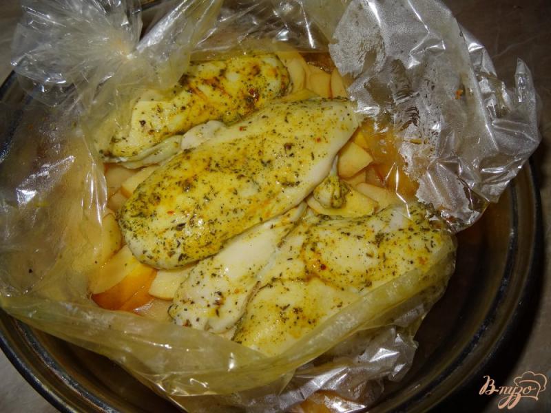 Фото приготовление рецепта: Куриное филе с айвой в пакете для запекания шаг №6