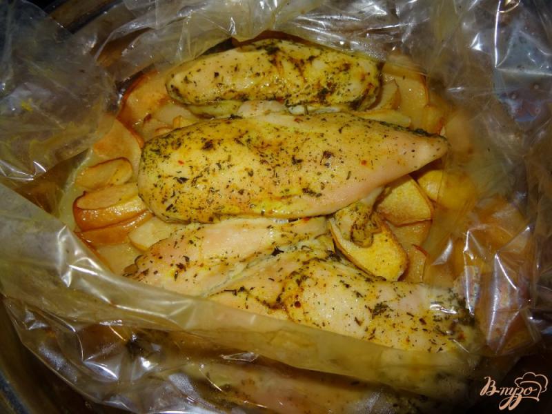 Фото приготовление рецепта: Куриное филе с айвой в пакете для запекания шаг №7