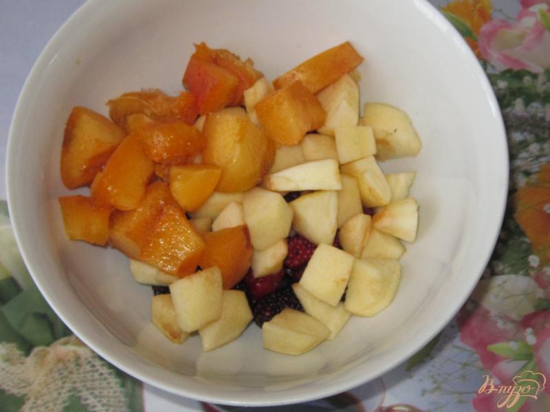 Фото приготовление рецепта: Фруктовый салат из малины, абрикоса, шелковицы и черной смородины шаг №4