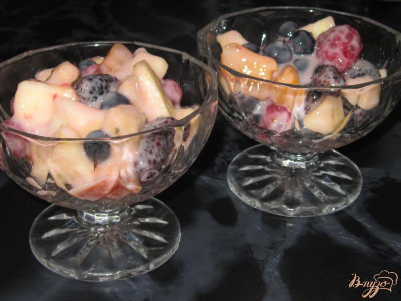 Фото приготовление рецепта: Фруктовый салат из малины, абрикоса, шелковицы и черной смородины шаг №6