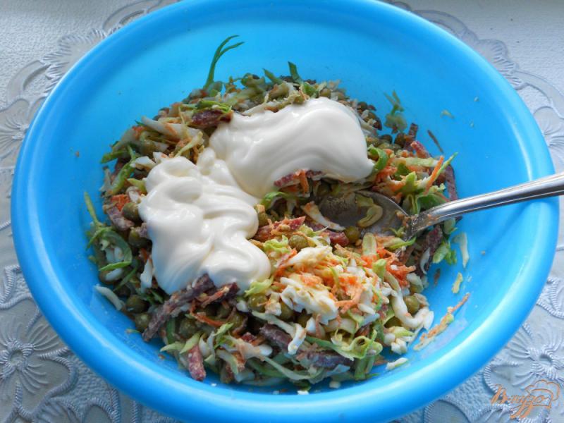 Фото приготовление рецепта: Салат из капусты с горошком и копченой колбасой шаг №4