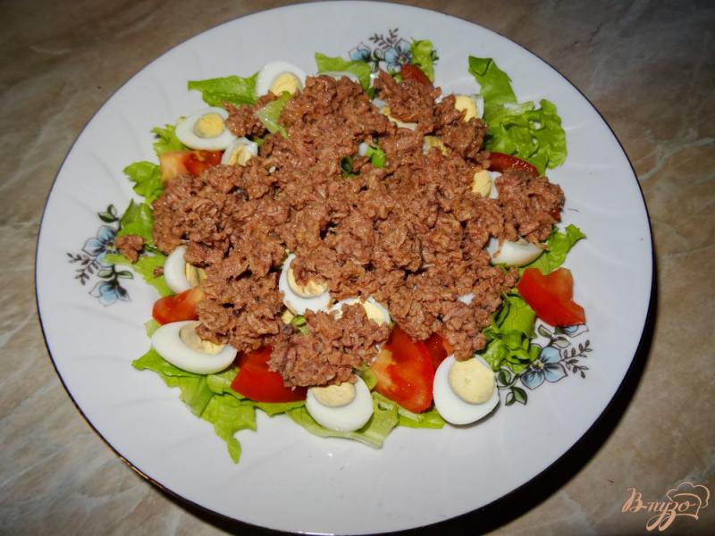 Фото приготовление рецепта: Салат с тунцом и перепелиными яйцами шаг №6