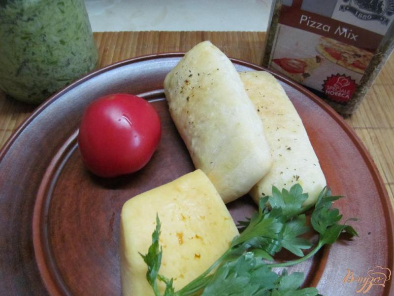 Фото приготовление рецепта: Теплые бутерброды с помидором и сыром шаг №1