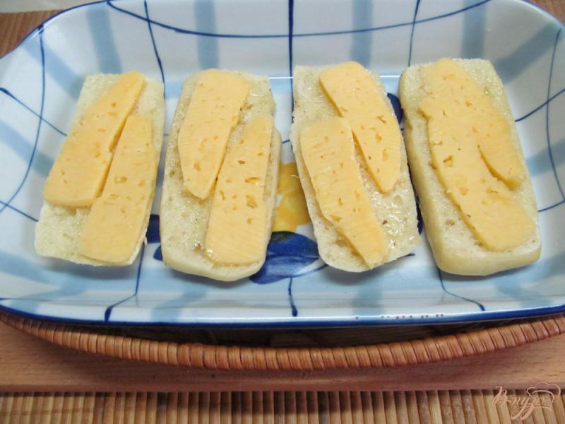 Фото приготовление рецепта: Теплые бутерброды с помидором и сыром шаг №3