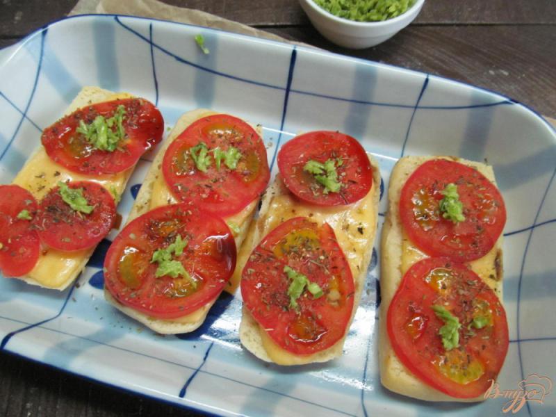 Фото приготовление рецепта: Теплые бутерброды с помидором и сыром шаг №5