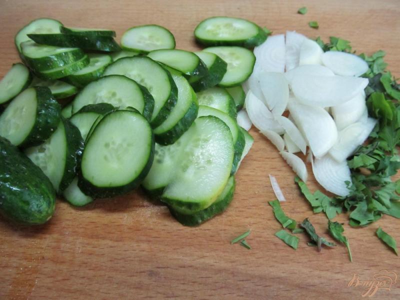 Фото приготовление рецепта: Маринованная брынза с огуречным салатом шаг №4