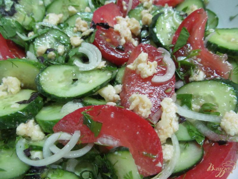 Фото приготовление рецепта: Маринованная брынза с огуречным салатом шаг №7