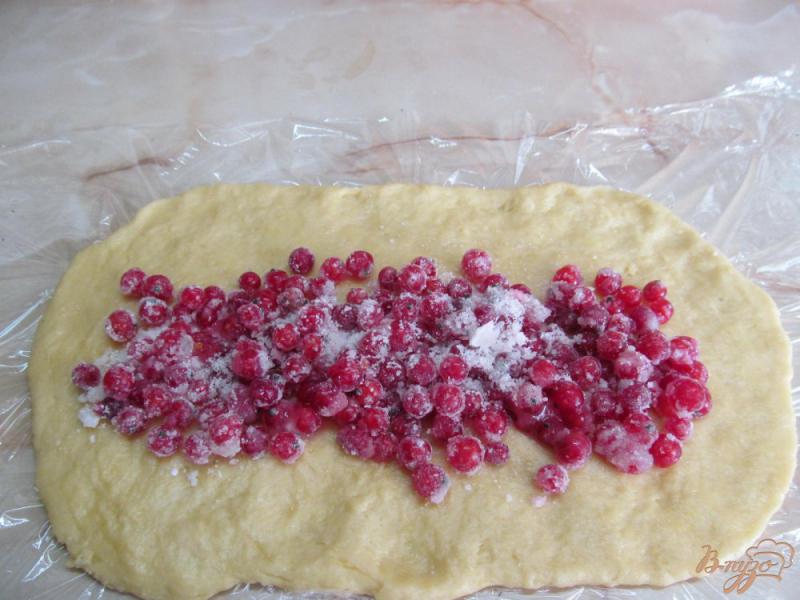 Фото приготовление рецепта: Пирог с красной смородиной шаг №5