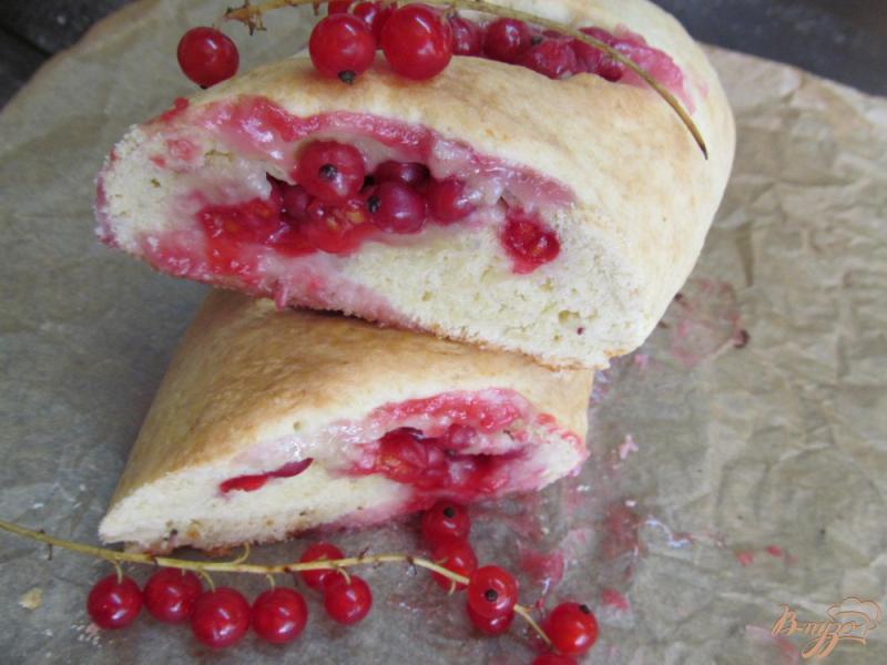 Фото приготовление рецепта: Пирог с красной смородиной шаг №8