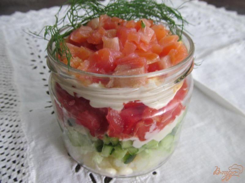 Фото приготовление рецепта: Салат из семги с овощами под майонезом шаг №6