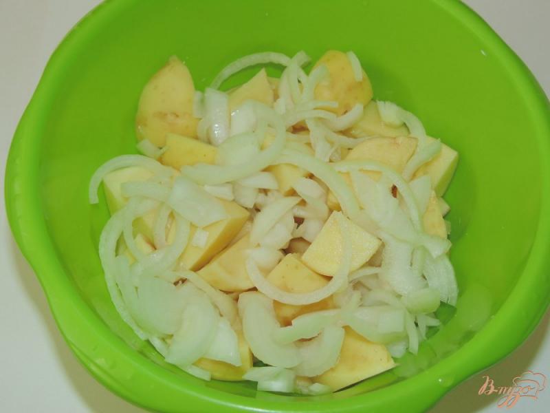 Фото приготовление рецепта: Молодой картофель с луком и греческими травами в рукаве шаг №2