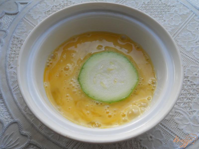 Фото приготовление рецепта: Кабачки жареные в яйце с острым соусом шаг №2