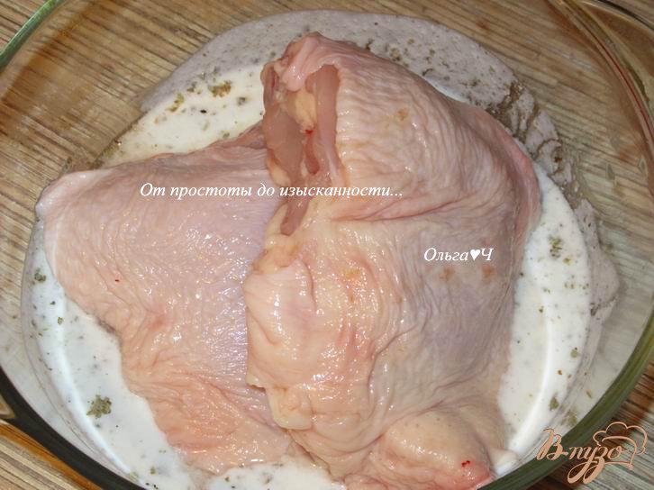 Фото приготовление рецепта: Курица в кефире с адыгейской солью и майораном шаг №2