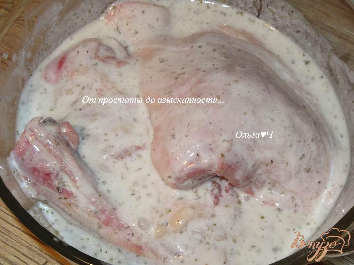 Фото приготовление рецепта: Курица в кефире с адыгейской солью и майораном шаг №3