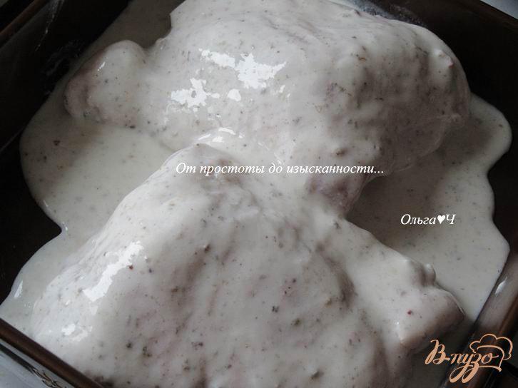 Фото приготовление рецепта: Курица в кефире с адыгейской солью и майораном шаг №4