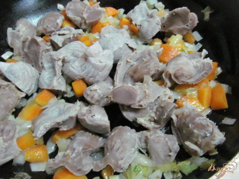 Фото приготовление рецепта: Рагу из овощей и куриных желудочков шаг №4