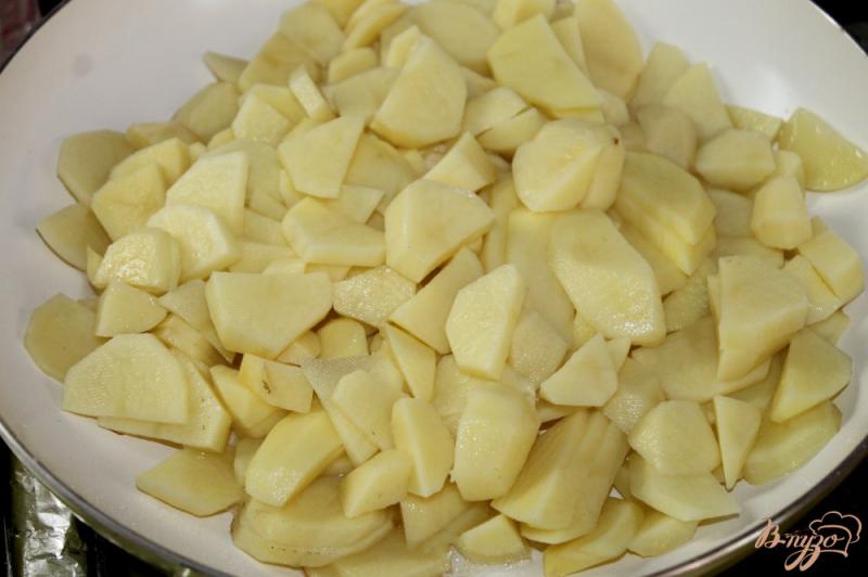 Фото приготовление рецепта: Жаренный молодой картофель с кабачками, баклажанами и перцем шаг №2