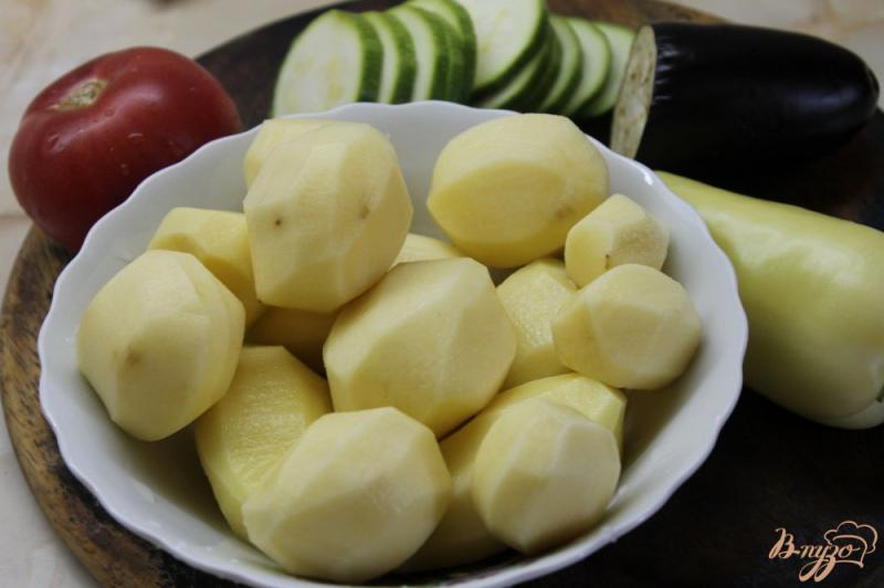 Фото приготовление рецепта: Жаренный молодой картофель с кабачками, баклажанами и перцем шаг №1
