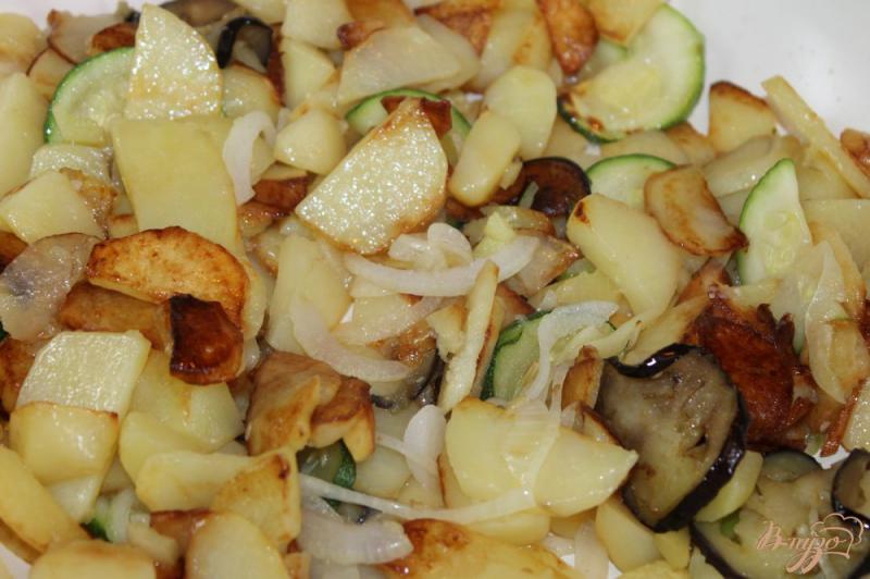 Фото приготовление рецепта: Жаренный молодой картофель с кабачками, баклажанами и перцем шаг №5