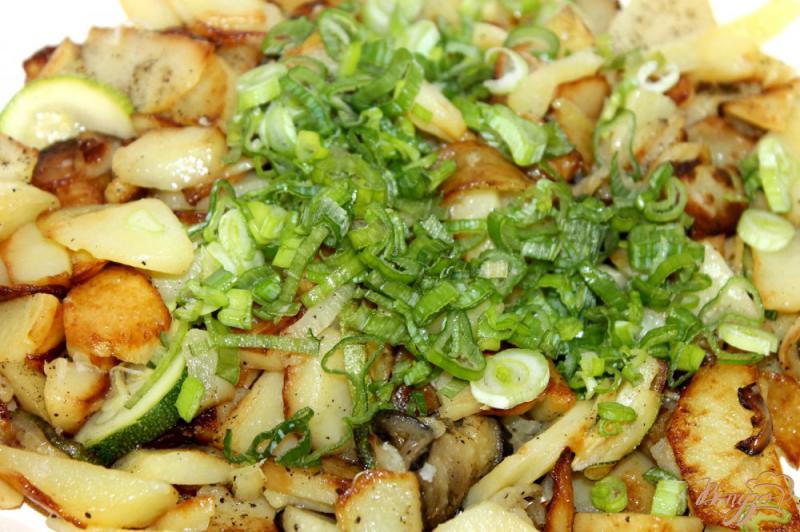 Фото приготовление рецепта: Жаренный молодой картофель с кабачками, баклажанами и перцем шаг №6
