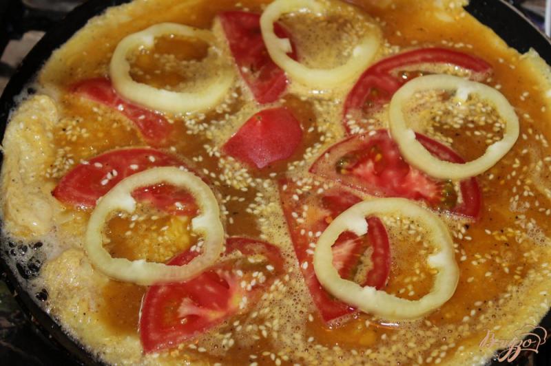 Фото приготовление рецепта: Японский омлет с кунжутом, перцем, помидорами и сыром шаг №5