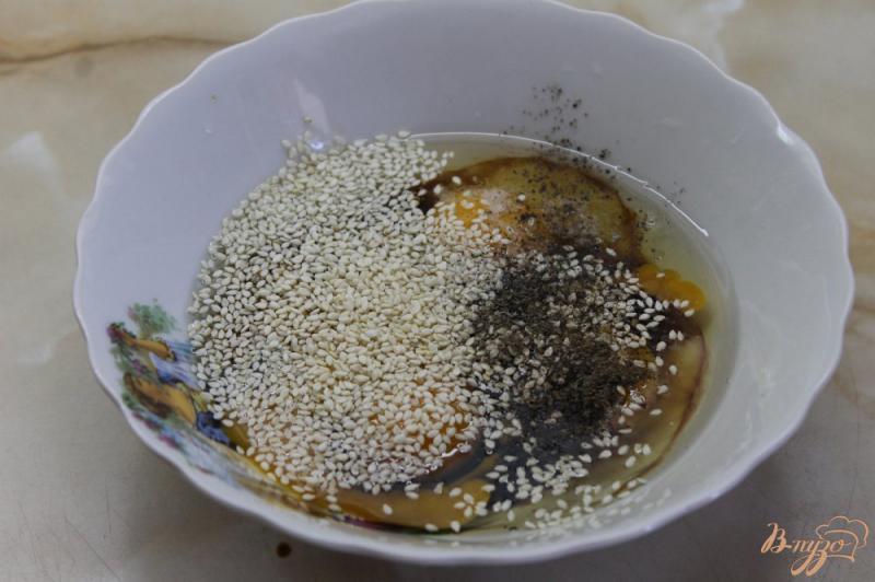Фото приготовление рецепта: Японский омлет с кунжутом, перцем, помидорами и сыром шаг №2