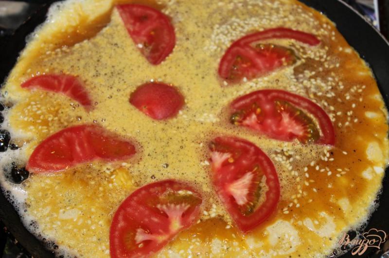 Фото приготовление рецепта: Японский омлет с кунжутом, перцем, помидорами и сыром шаг №4