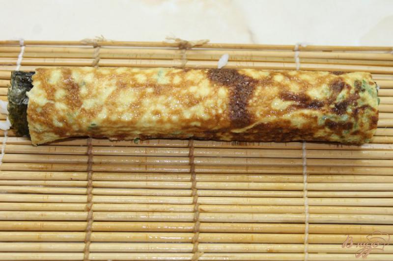 Фото приготовление рецепта: Суши с омлетом и соленым лососем шаг №10