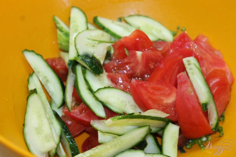 Фото приготовление рецепта: Летний легкий салат с перцем, помидорами и свежим базиликом шаг №2
